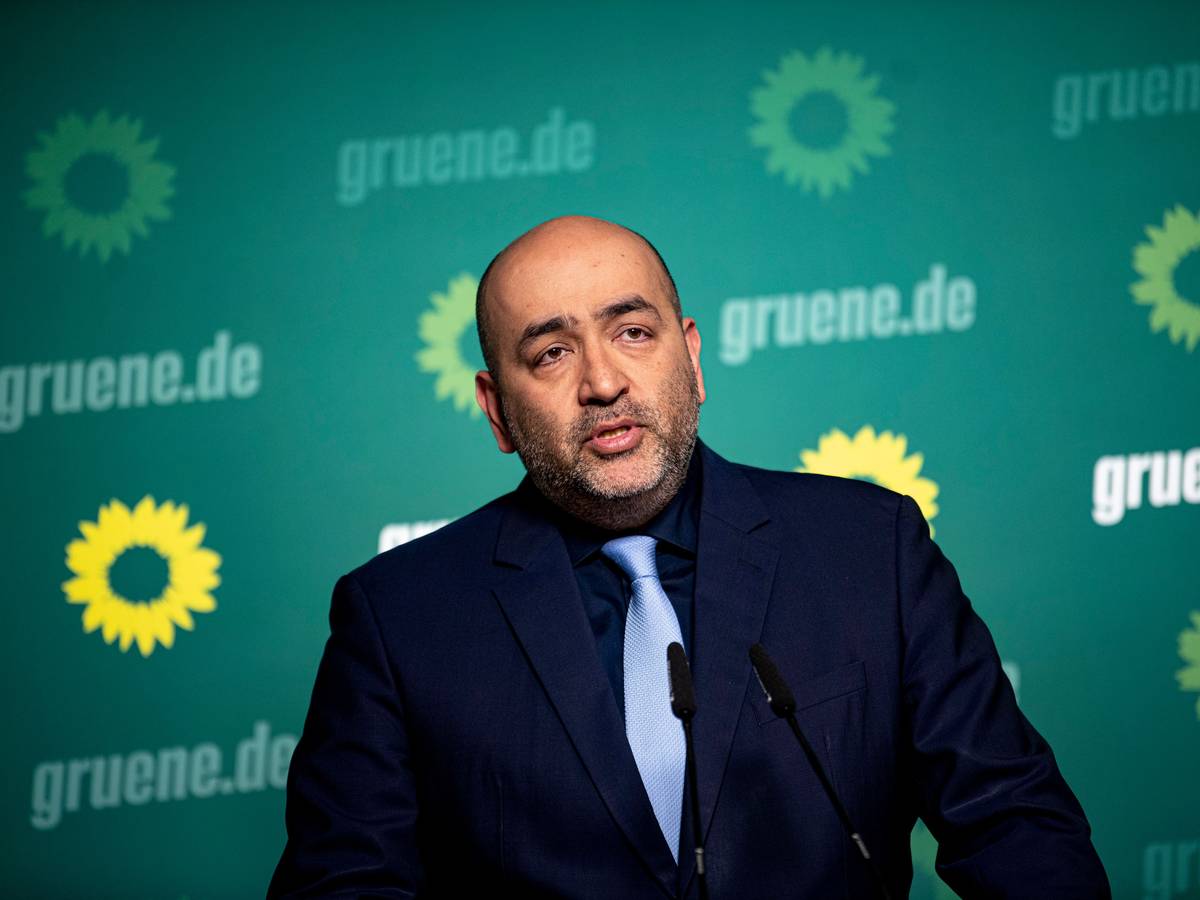 Omid Nouripour, Bundesvorsitzender von Bündnis 90/Die Grünen, nimmt an der Pressekonferenz in der Bundesgeschäftsstelle der Grünen teil.
