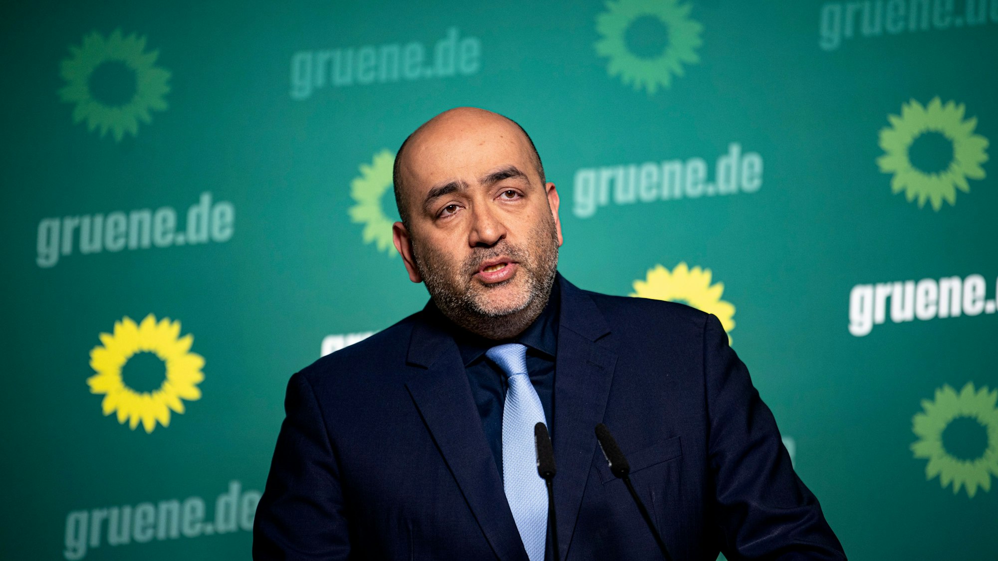 Omid Nouripour, Bundesvorsitzender von Bündnis 90/Die Grünen, nimmt an der Pressekonferenz in der Bundesgeschäftsstelle der Grünen teil.