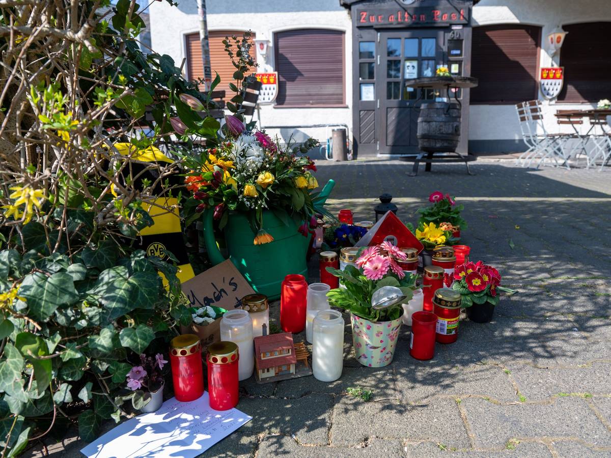 Am Eingang der Gaststätte „Zur alten Post“ in Köln-Weiden liegen am (27. März 2022) Blumen. Soll die Kneipe nach dem Tod des Kult-Wirtes Manfred K. (†73) verkauft werden?