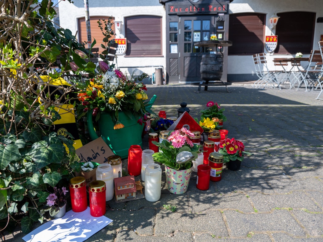 Am Eingang der Gaststätte „Zur alten Post“ in Köln-Weiden liegen am (27. März 2022) Blumen. Soll die Kneipe nach dem Tod des Kult-Wirtes Manfred K. (†73) verkauft werden?