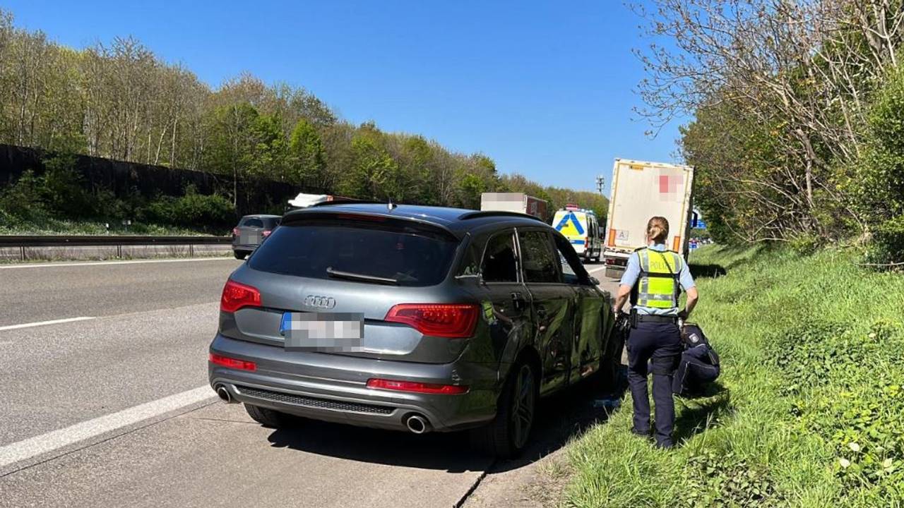 Auf der A4 bei Köln hat es am Mittwoch (20. April 2022) einen schweren Unfall gegeben. Zwischenzeitlich musste die Autobahn gesperrt werden. Unser Foto zeigt den Unfallwagen.