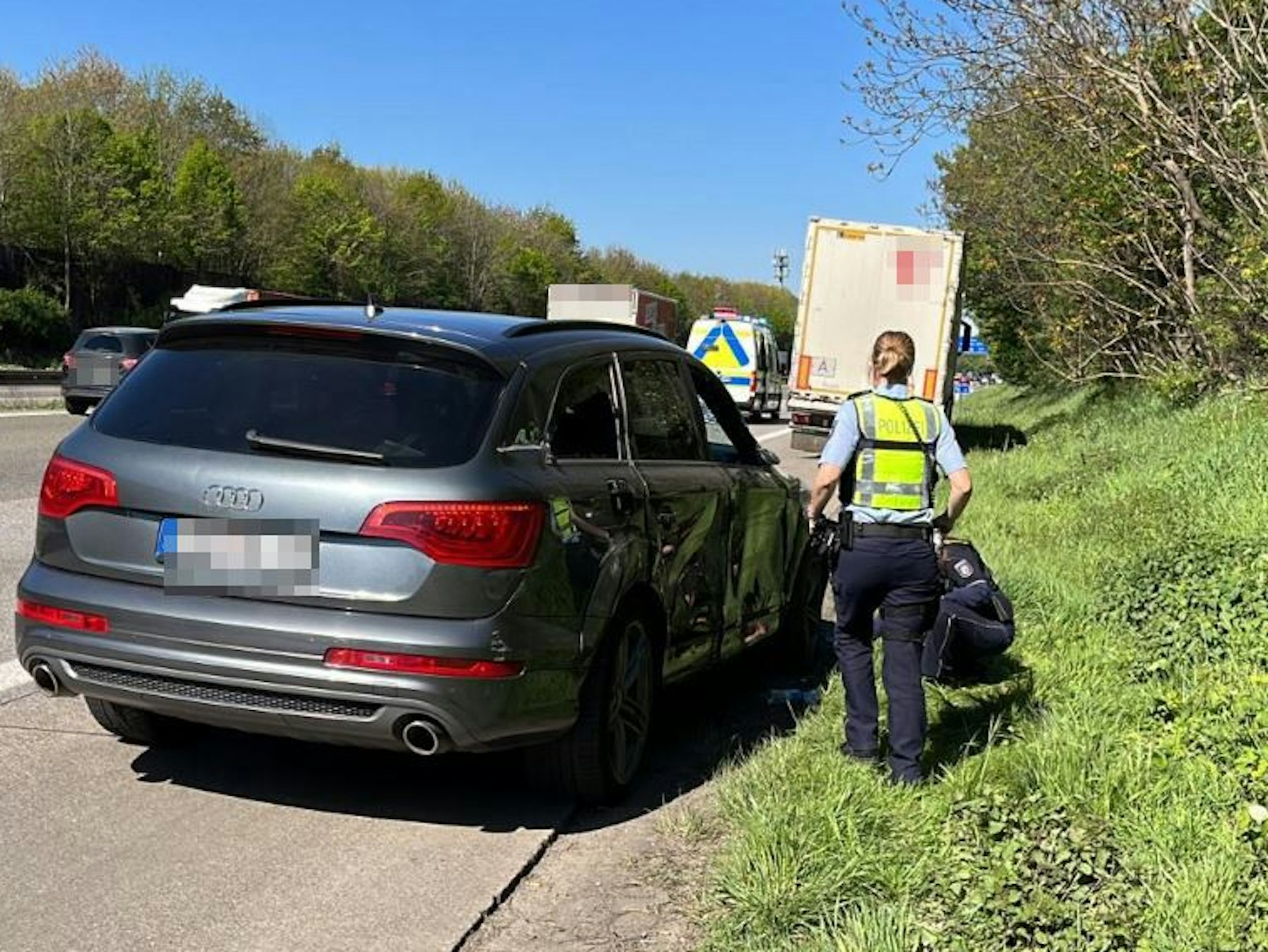 Auf der A4 bei Köln hat es am Mittwoch (20. April 2022) einen schweren Unfall gegeben. Zwischenzeitlich musste die Autobahn gesperrt werden. Unser Foto zeigt den Unfallwagen.