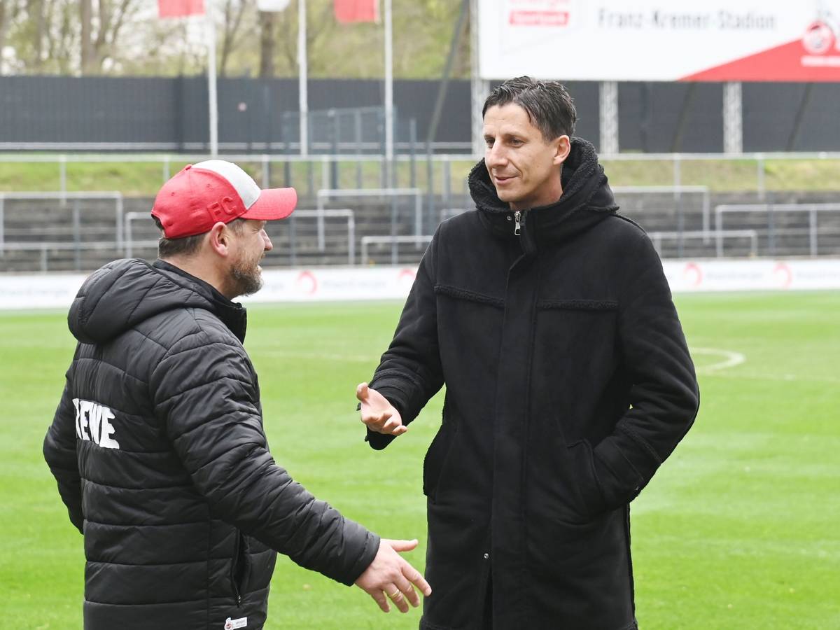 Christian Keller spricht mit Steffen Baumgart.