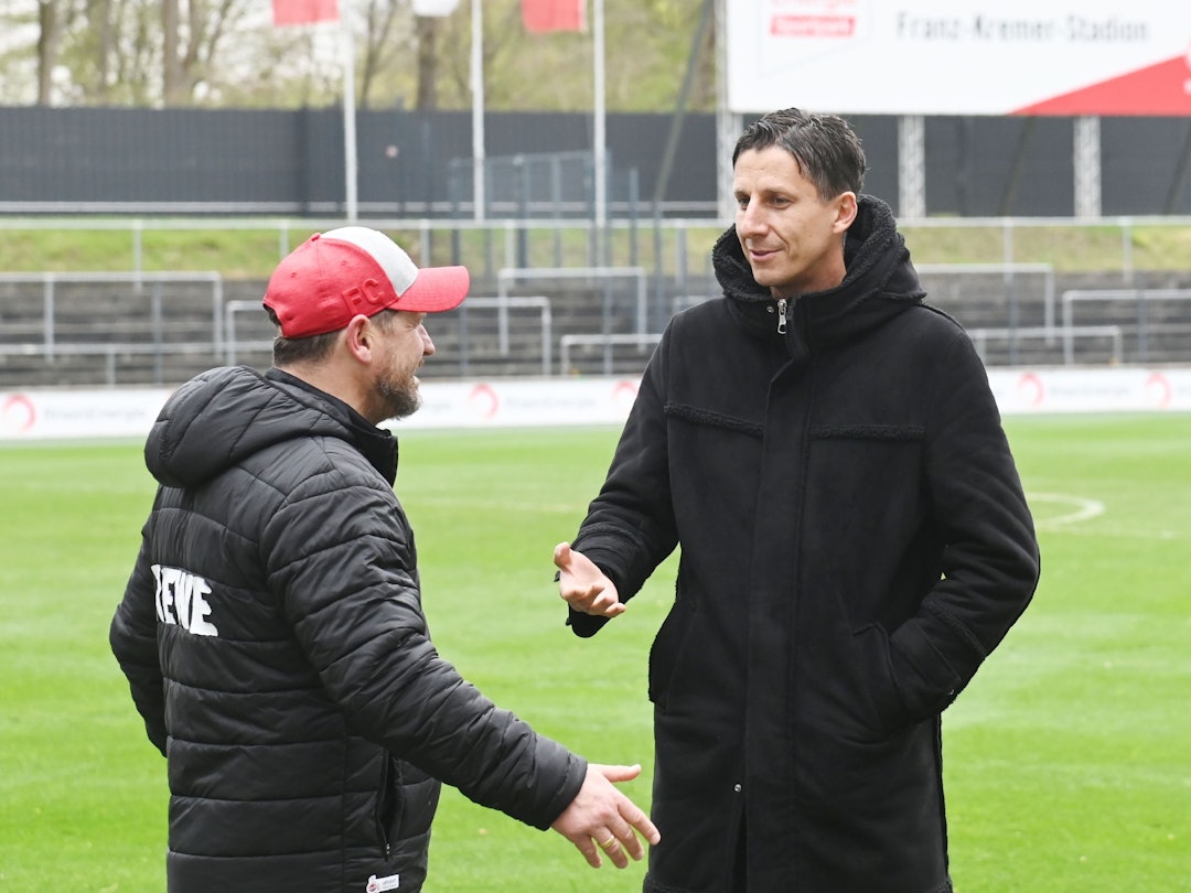 Christian Keller spricht mit Steffen Baumgart.