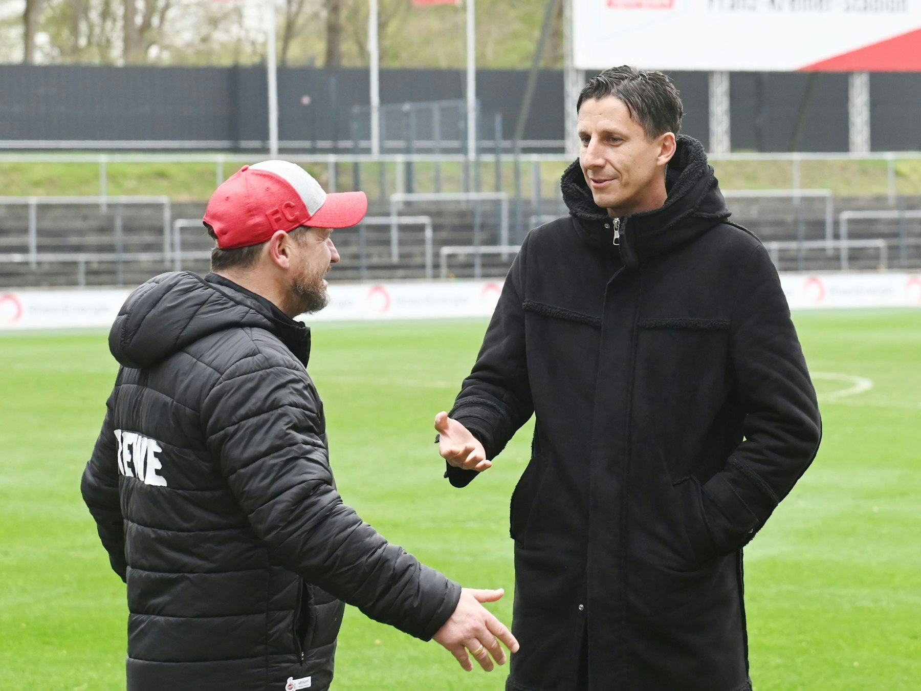 Christian Keller spricht mit Steffen Baumgart.