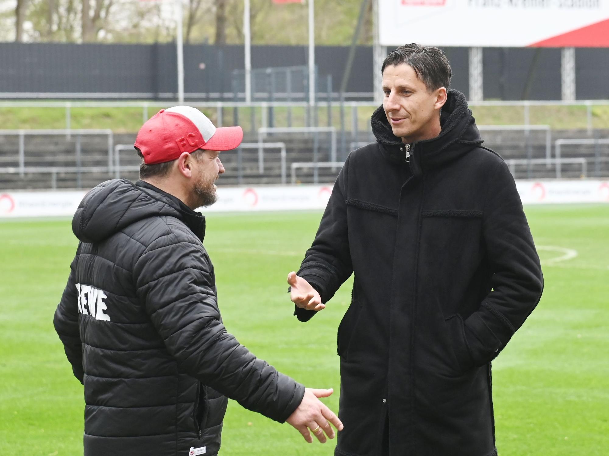 Christian Keller spricht mit Steffen Baumgart.