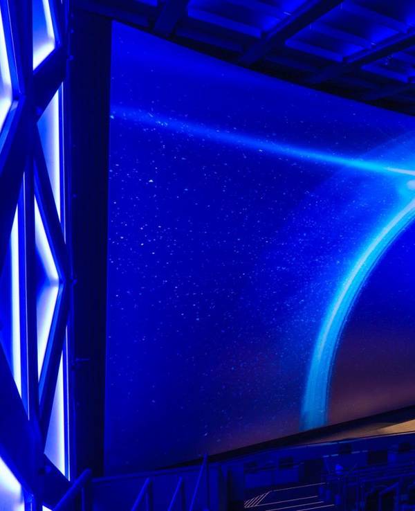 Eine Person vor der größten IMAX-Kinoleinwand der Welt in Leonberg, aufgenommen im September 2021.