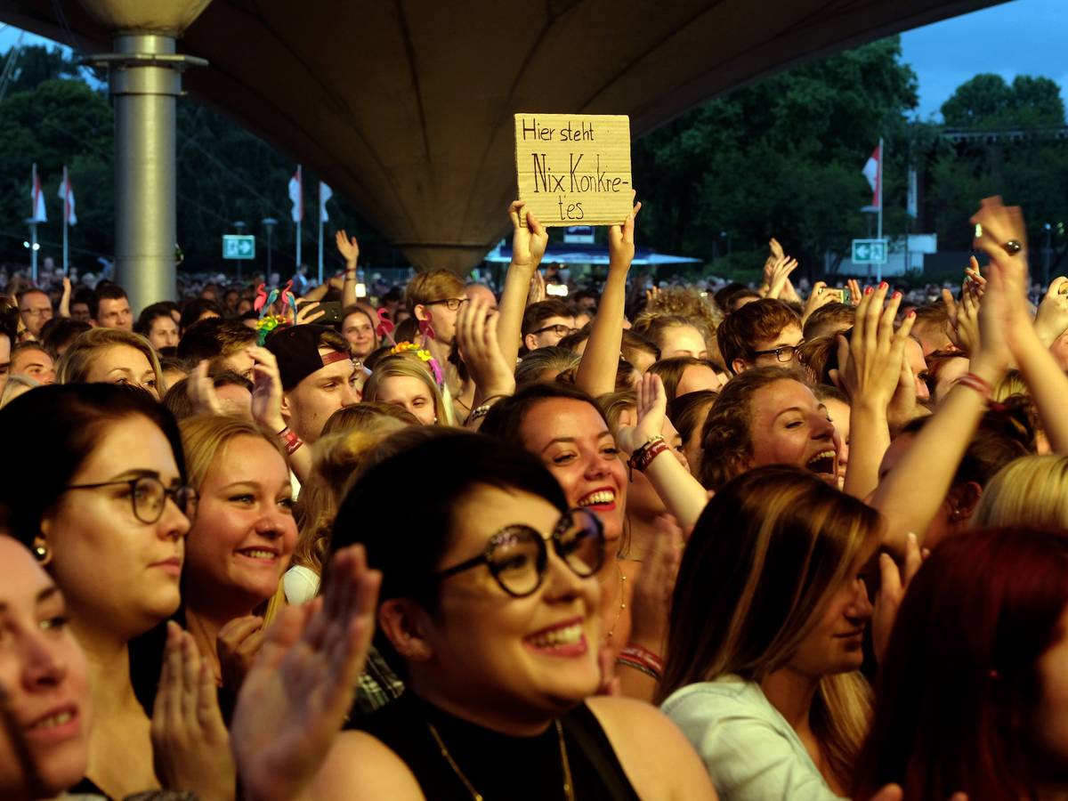 Das Publikum beim Auftritt der Band AnnenMayKantereit im Tanzbrunnen im August 2017.