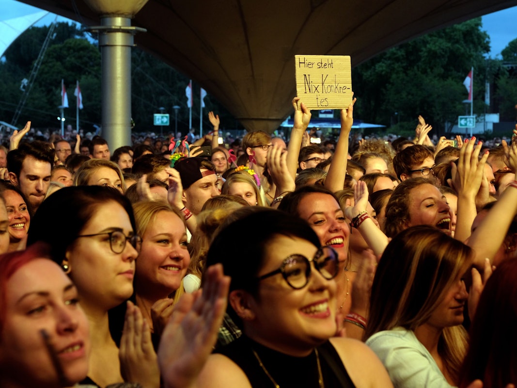 Das Publikum beim Auftritt der Band AnnenMayKantereit im Tanzbrunnen im August 2017.
