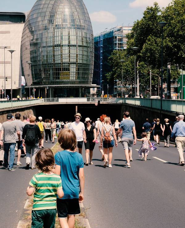 Menschen spazieren 2019 im Zuge des „Strassenland“-Festivals auf der für Autos gesperrten Köln Nord-Süd-Fahrt.