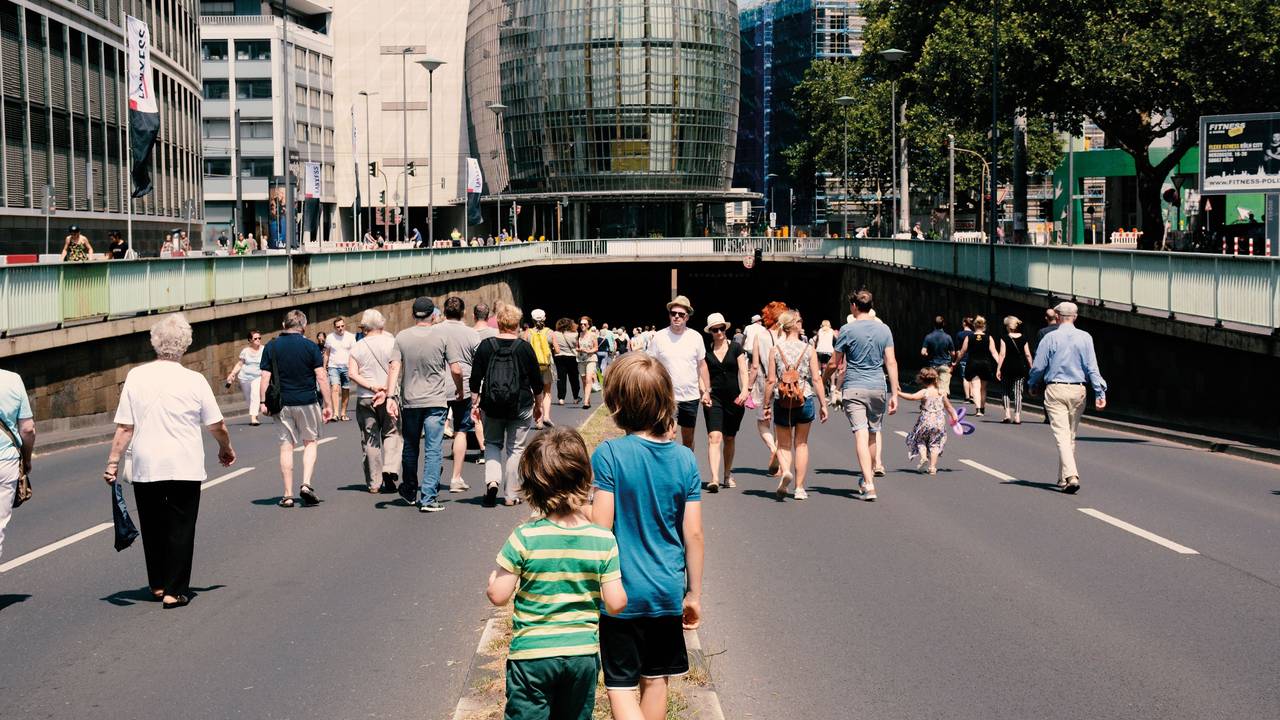Menschen spazieren 2019 im Zuge des „Strassenland“-Festivals auf der für Autos gesperrten Köln Nord-Süd-Fahrt.