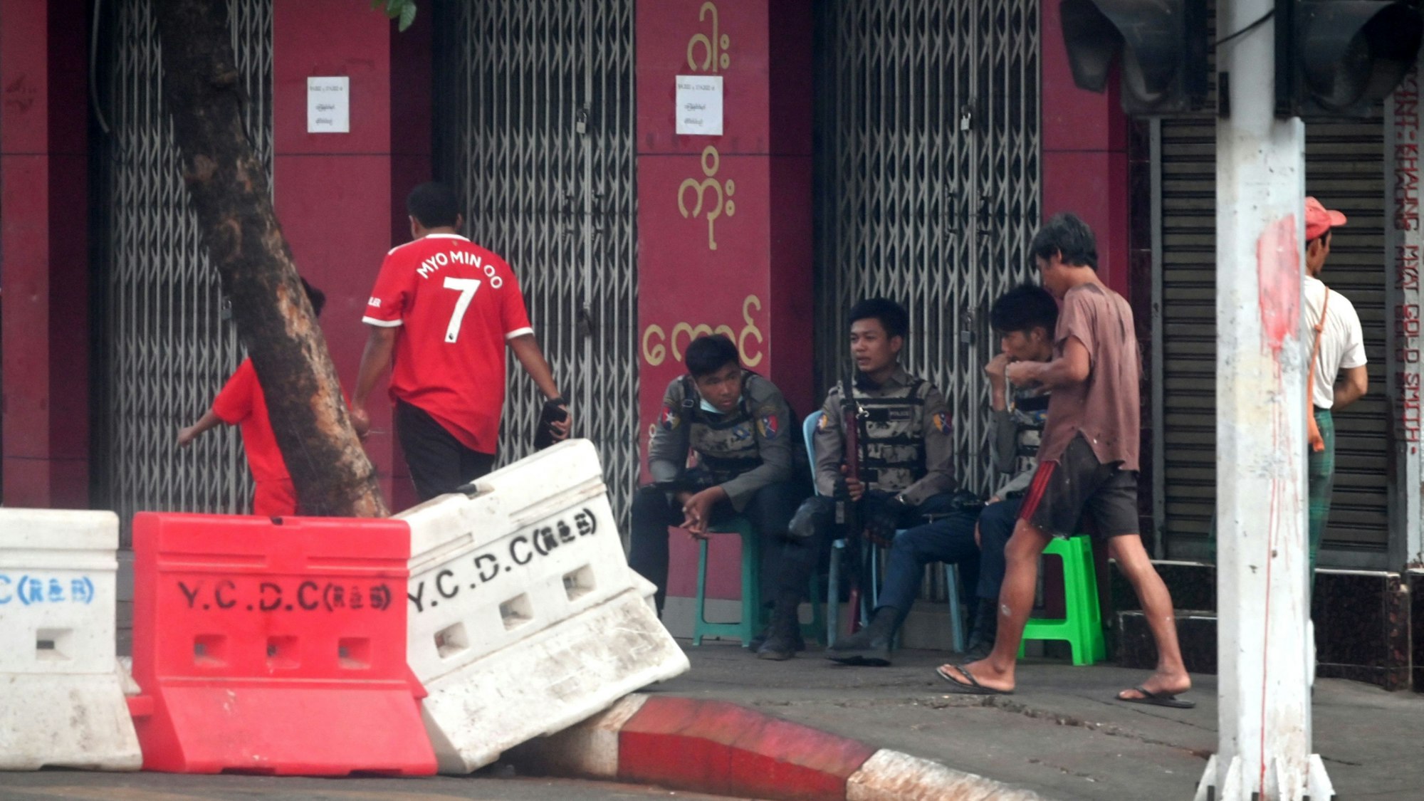 In Yangon (Myanmar) beobachten Polizisten Mitte April sehr genau, was die Menschen auf den Straßen während des Neujahrsfestes treiben. Die Lage in dem Land bleibt dramatisch.