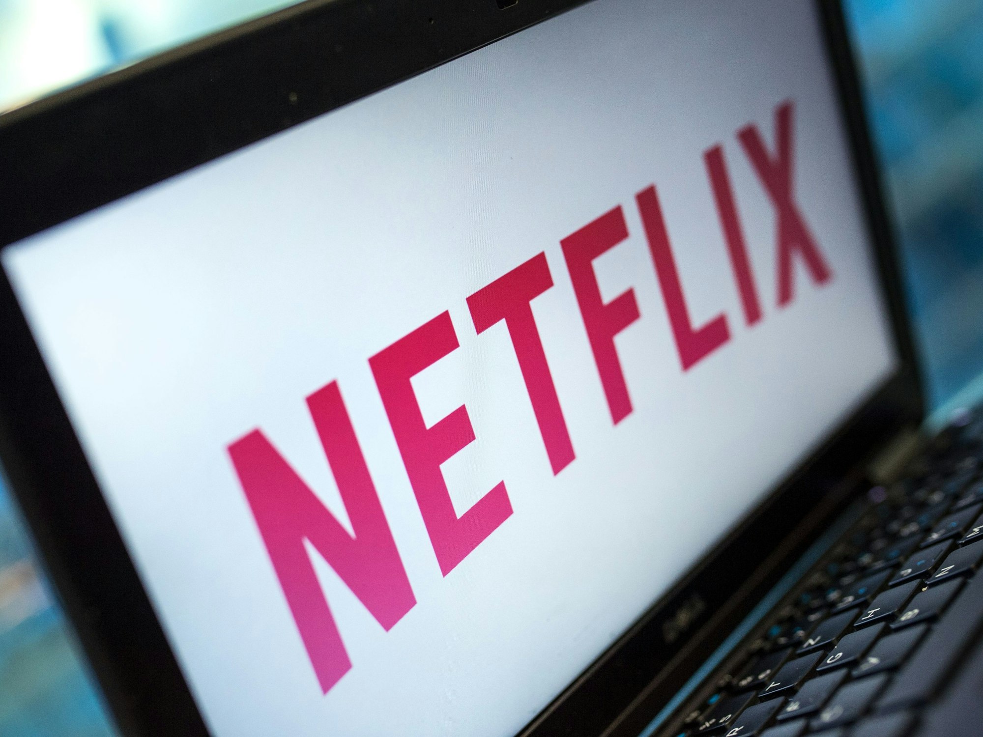 Das Logo der Videostreaming-Firma Netflix ist auf einem Laptop-Bildschirm zu sehen.