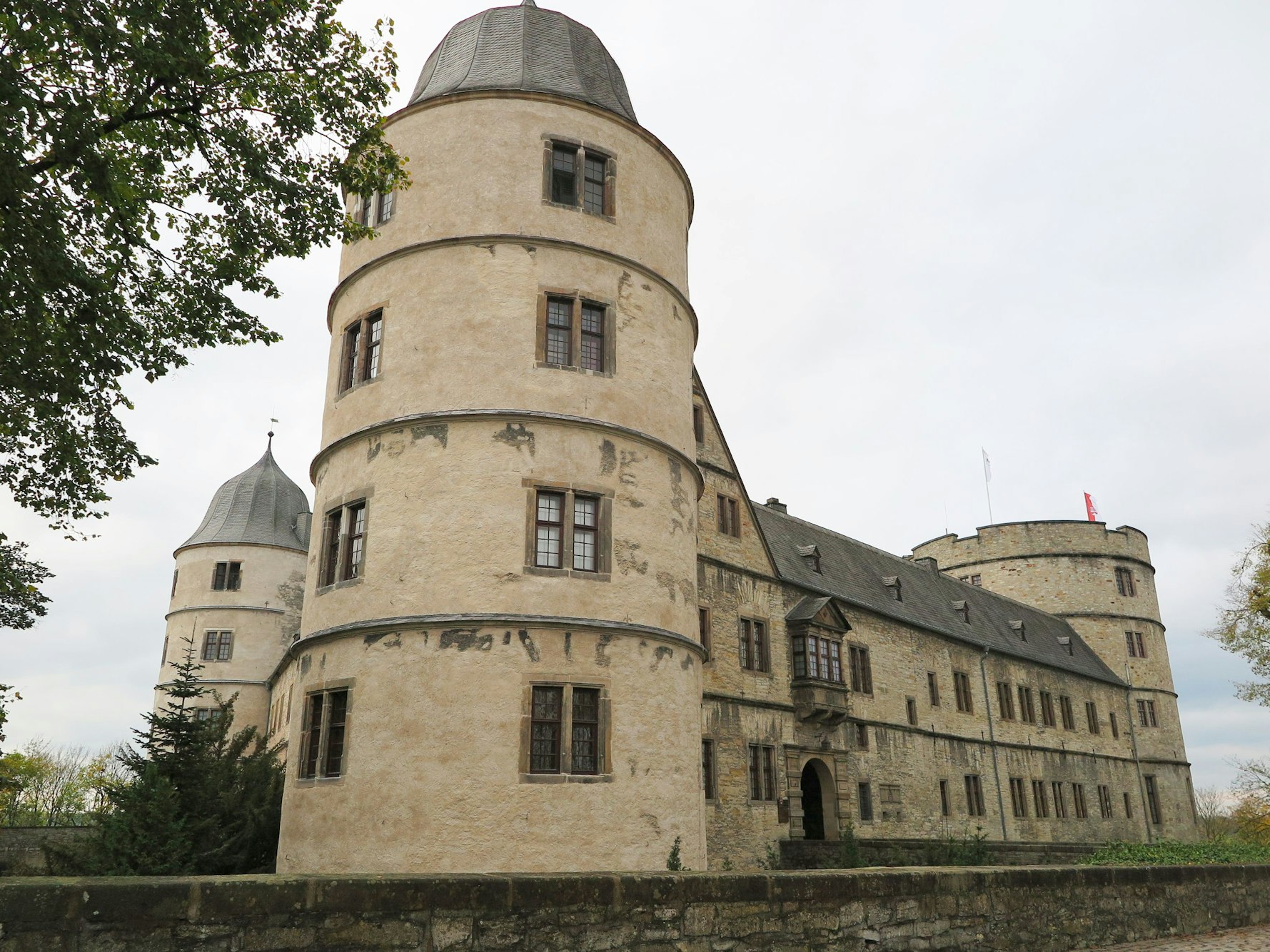 Der „Sintfeld-Höhenweg“ ist mit seiner Wewelsburg ein besonderer Fernwanderweg Deutschlands.