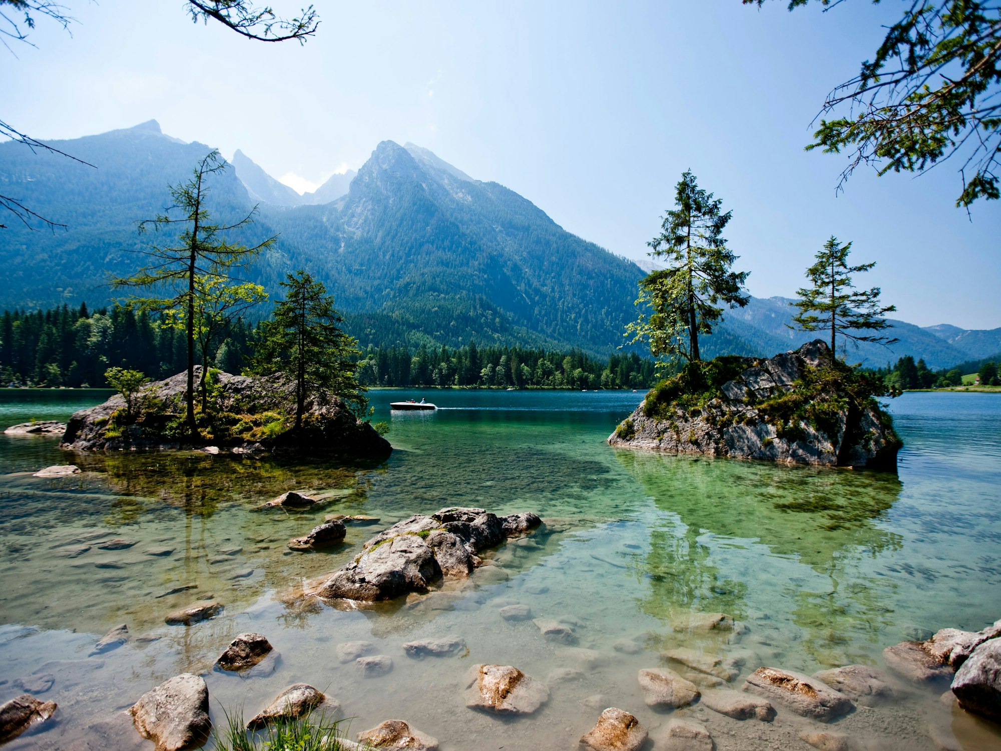 Auf dem Fernwanderweg „Salzalpensteig“ wartet der kristallklare Königssee als Hightlight.