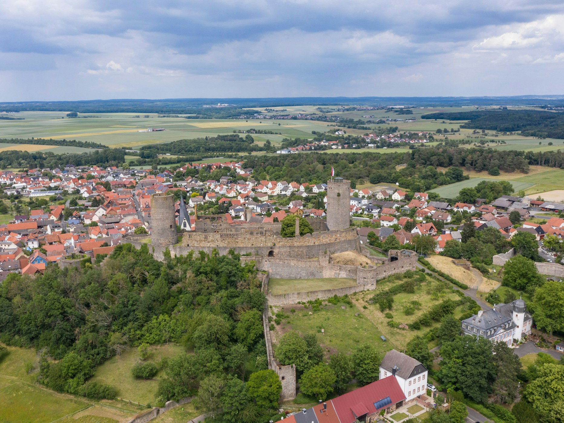 Auf dem Fernwanderweg „Hexenstieg“ liegt die Burgruine Münzenberg.