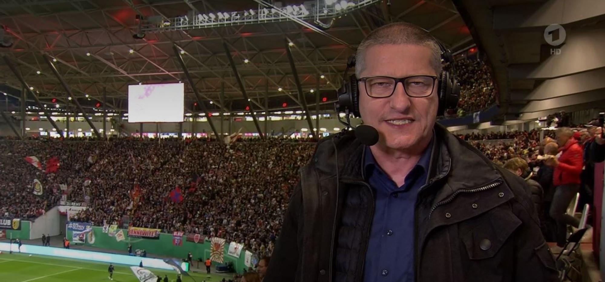 Kommentator Eik Galley beim Pokal-Spiel in Leipzig.