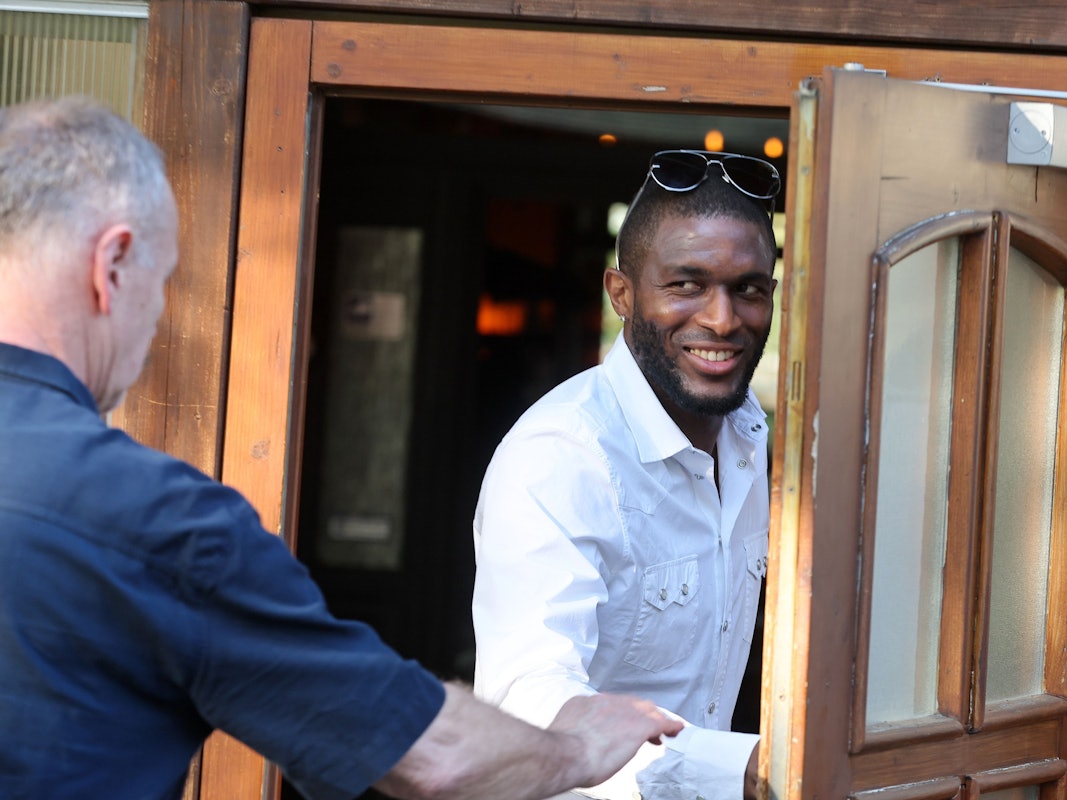 Anthony Modeste lädt die Mannschaft des 1. FC Köln zum Essen in das Siegburger Restaurant Sotavento ein.