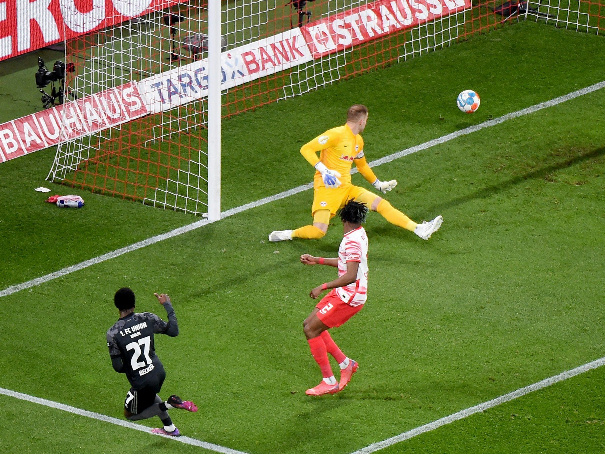 Berlins Sheraldo Becker (l) erzielt den Treffer zum 0:1 gegen Leipzigs Torhüter Peter Gulacsi (oben).