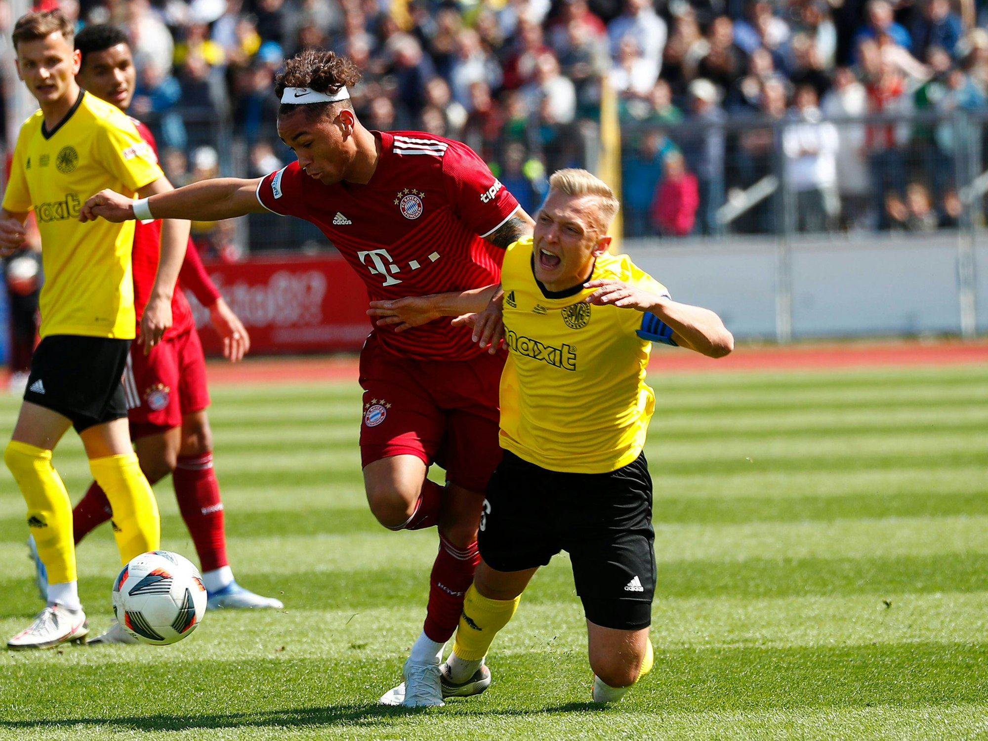 Benedikt Kirsch von der SpVgg Bayreuth und Armindo Sieb vom FC Bayern München II im Zweikampf.