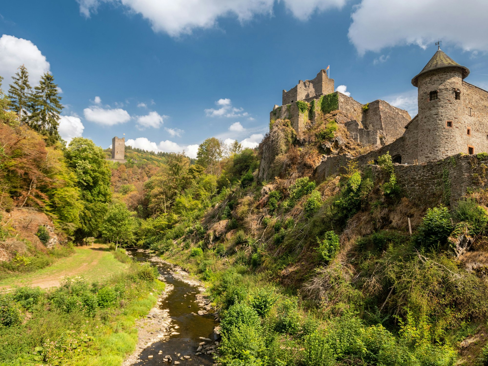 Fernwanderwege in NRW führen auf naturbelassenen Routen an alten Burgruinen vorbei.