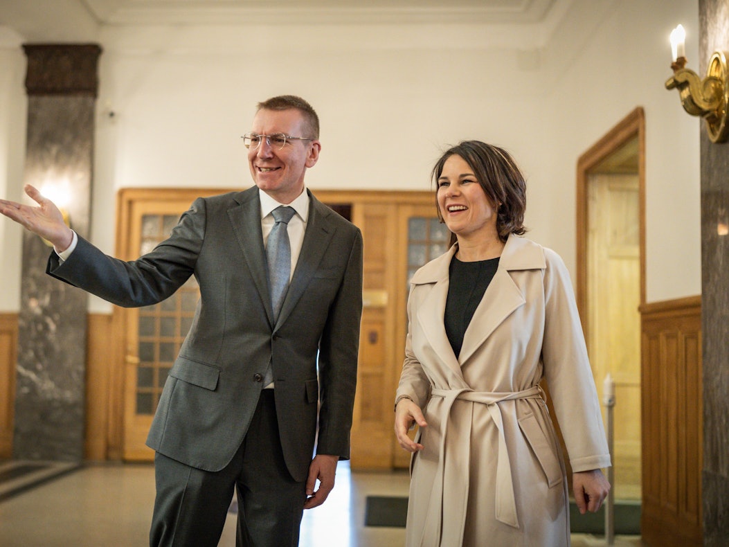 Annalena Baerbock (Bündnis90/Die Grünen), Außenministerin, steht am 20. April 2022 neben dem lettischen Außenminister Edgars Rinkevics