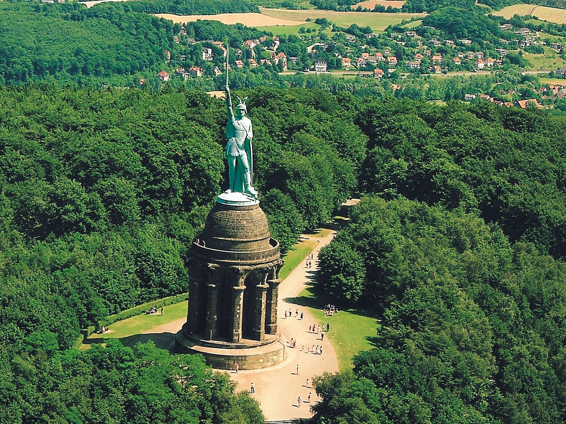 Fernwanderwege Deutschlands wie der „Hermannsweg“ haben einen historischen Schwerpunkt.