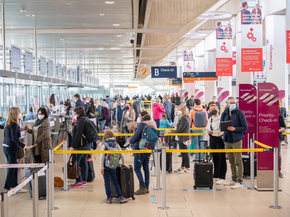 Reisende warten am 26. März 2021 beim Check-in am Flughafen Köln/Bonn. Im Sommer gibt es auch wieder Direktflüge nach Athen.