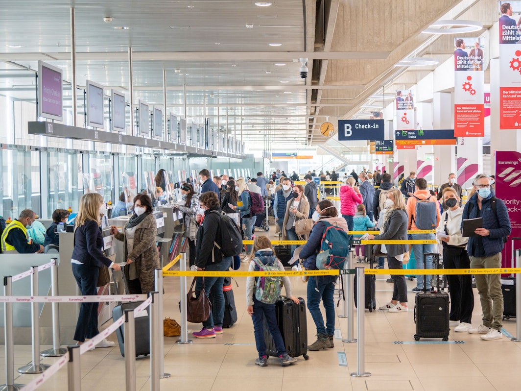 Reisende warten am 26. März 2021 beim Check-in am Flughafen Köln/Bonn. Im Sommer gibt es auch wieder Direktflüge nach Athen.