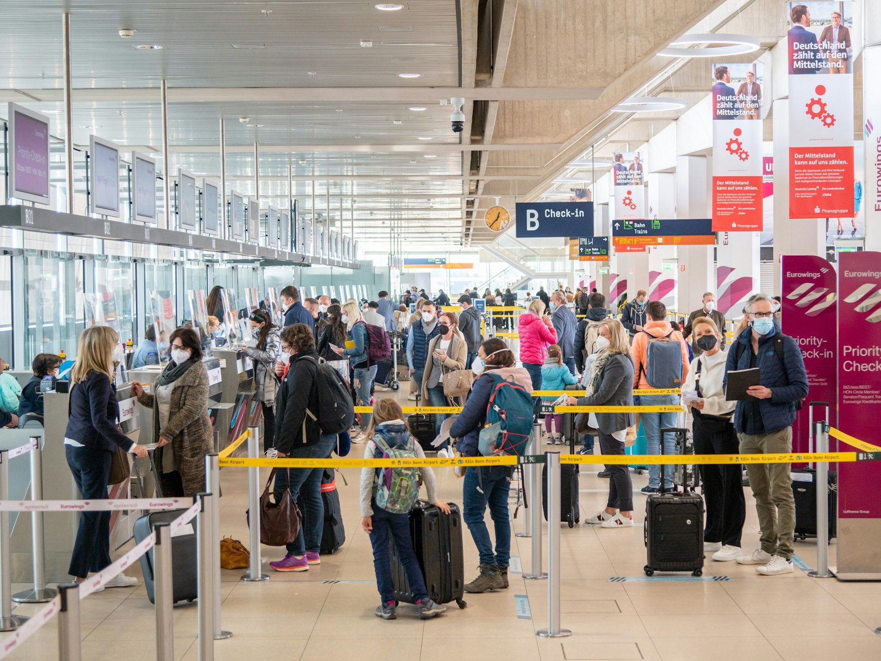 Reisende warten am 26. März 2021 beim Check-in am Flughafen Köln/Bonn. Im Sommer gibt es auch wieder Direktflüge nach Athen.