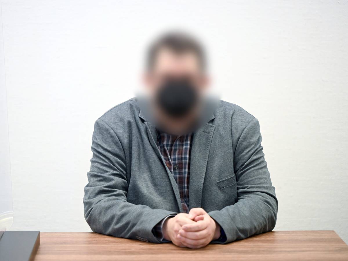 Der Angeklagte sitzt vor dem Beginn des Prozesses im Gerichtssaal im Landgericht. Der ehemalige Kölner Schwimmtrainer soll sich in sieben Fällen an Kindern sexuell vergangen haben.
