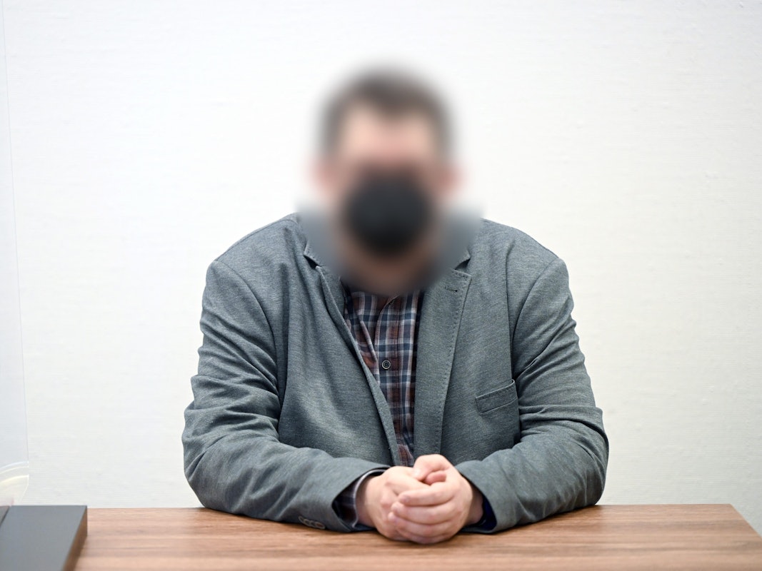 Der Angeklagte sitzt vor dem Beginn des Prozesses im Gerichtssaal im Landgericht. Der ehemalige Kölner Schwimmtrainer soll sich in sieben Fällen an Kindern sexuell vergangen haben.