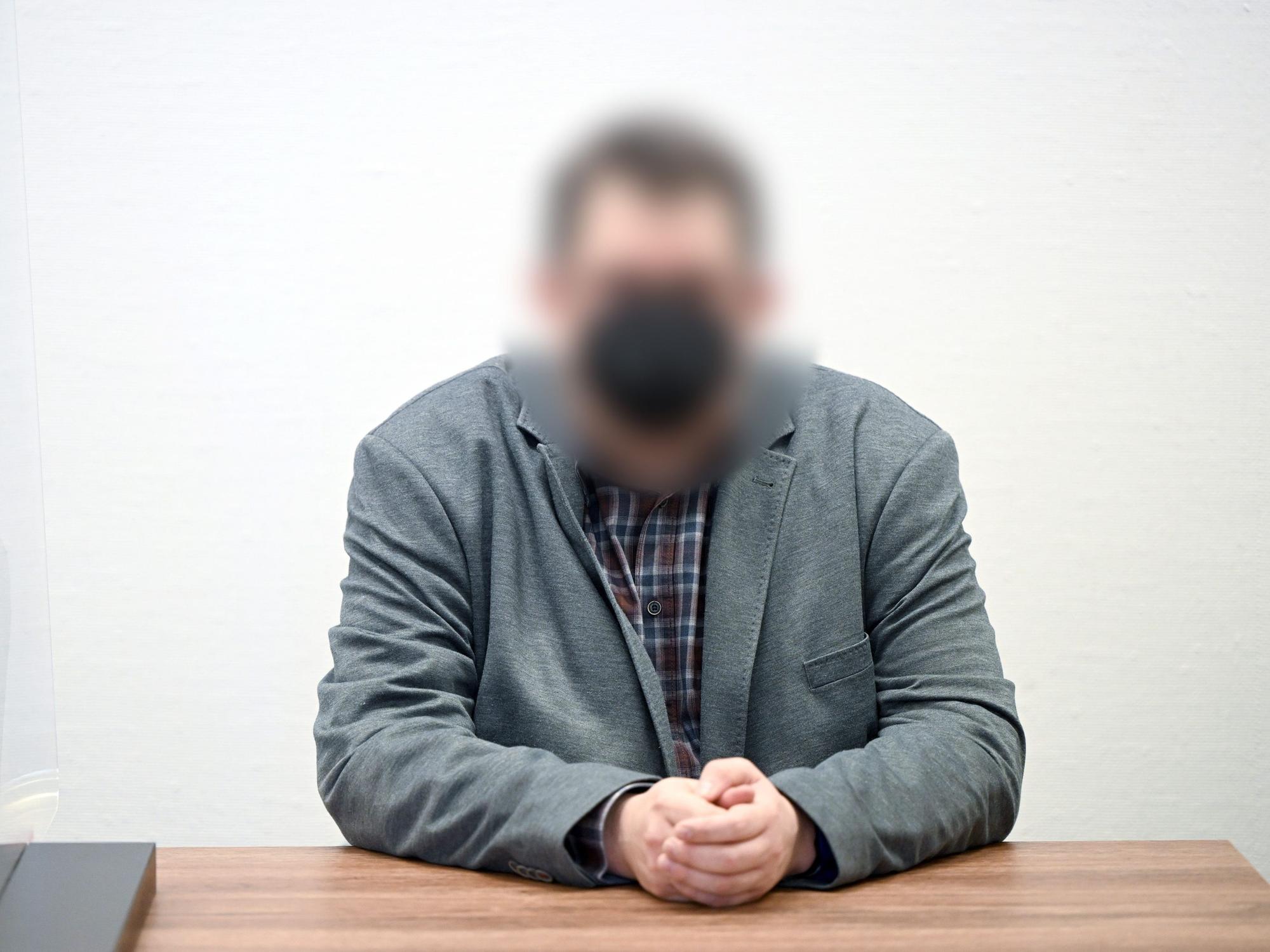 Der Angeklagte sitzt vor dem Beginn des Prozesses im Gerichtssaal im Landgericht. Der ehemalige Kölner Schwimmtrainer soll sich in sieben Fällen an Kindern sexuell vergangen haben.