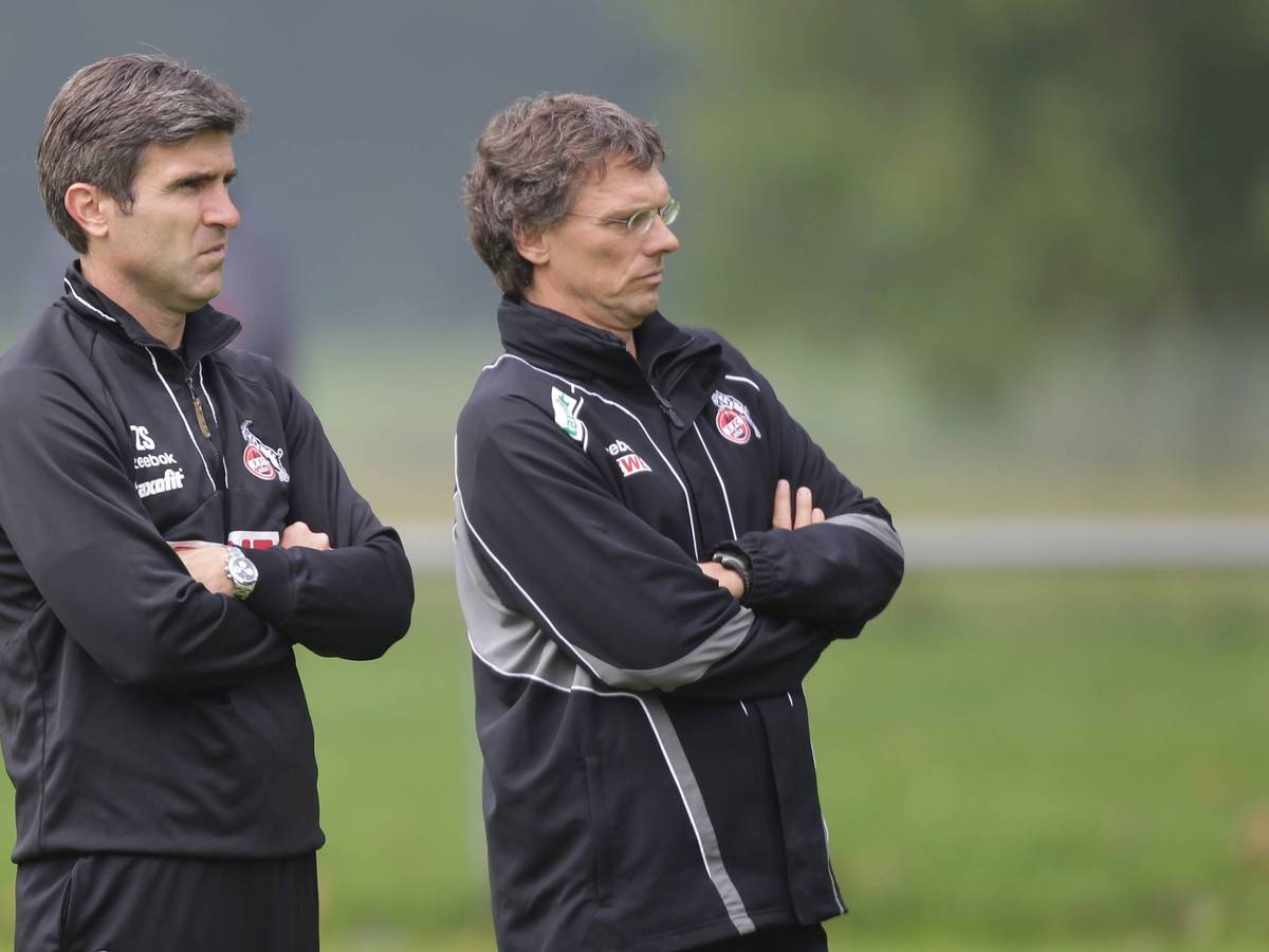 Zvonimir Soldo und Co-Trainer Michael Henke beobachten das Training beim 1. FC Köln.