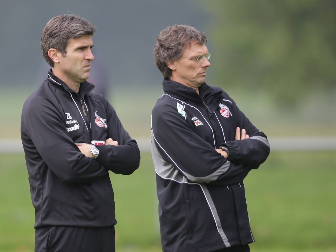 Zvonimir Soldo und Co-Trainer Michael Henke beobachten das Training beim 1. FC Köln.