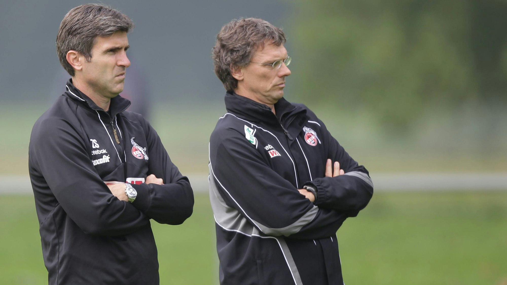 Zvonimir Soldo und Co-Trainer Michael Henke beobachten das Training beim 1. FC Köln.