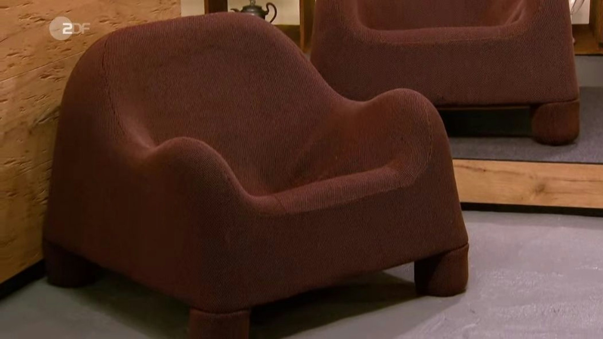 Eines der skurrilen Objekte, die im ZDF für Staunen sorgen: Dieser braune Sessel wurde in bei „Bares für Rares“ am 20. April 2022 verkauft.