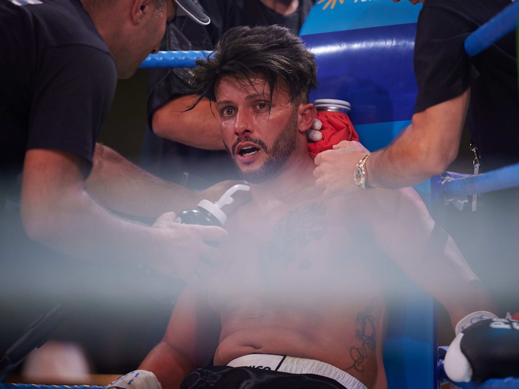 Realitystar Domenico de Cicco sitzt bei der Sat.1 Fernsehshow "Das große Sat.1 Promiboxen" im Boxring. +++ dpa-Bildfunk +++