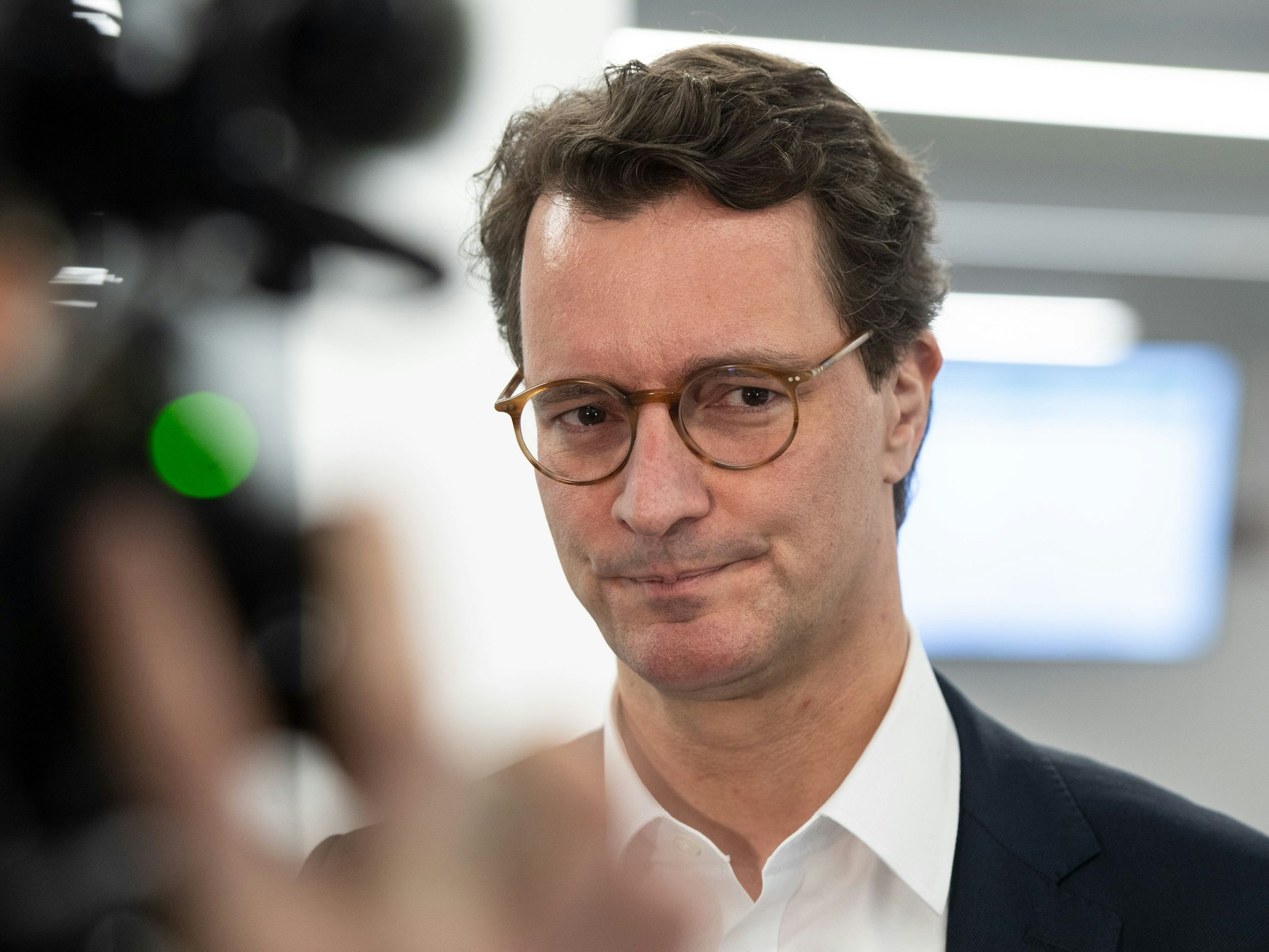 Hendrik Wüst, Ministerpräsident von Nordrhein-Westfalen (CDU) gibt im noch leeren Wartezimmer der Landesstelle Unna-Massen ein TV-Interview. Nun hat er sich kritisch zum Muezzin-Projekt der Stadt Köln geäußert.