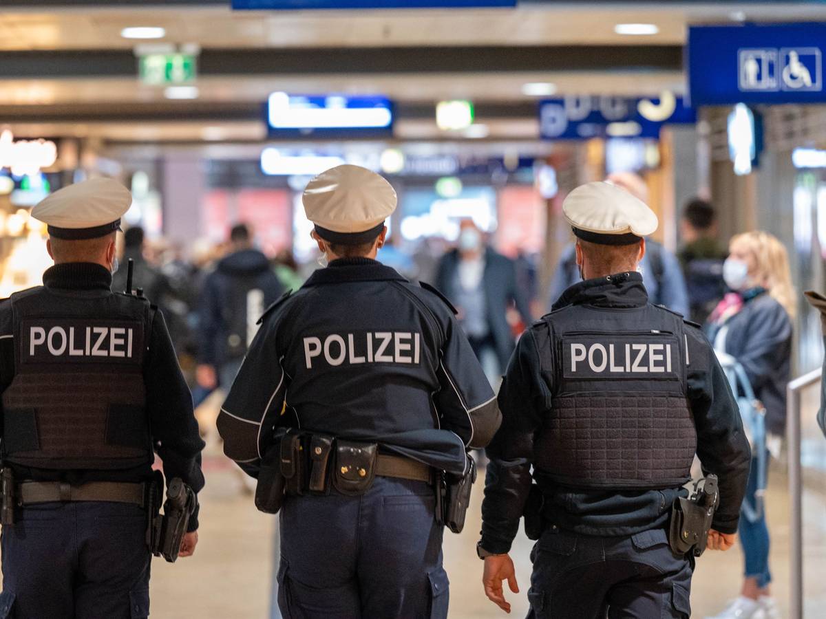 Polizeibeamte patrouillieren im Kölner Hauptbahnhof.