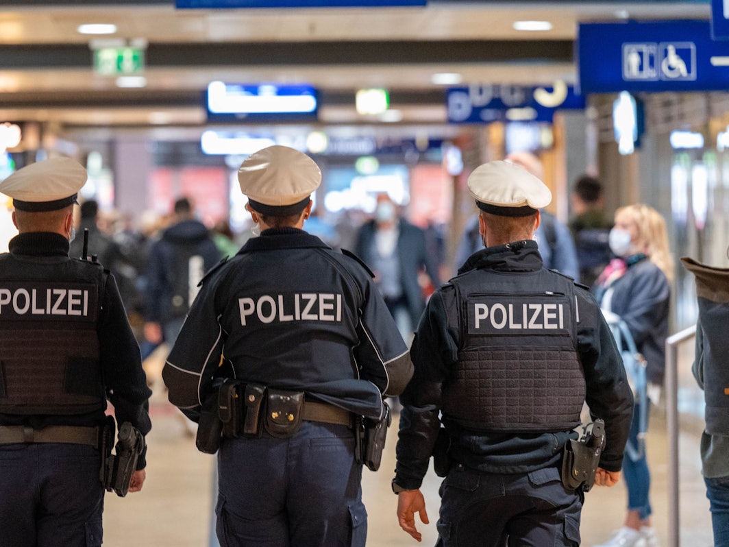 Polizeibeamte patrouillieren im Kölner Hauptbahnhof.