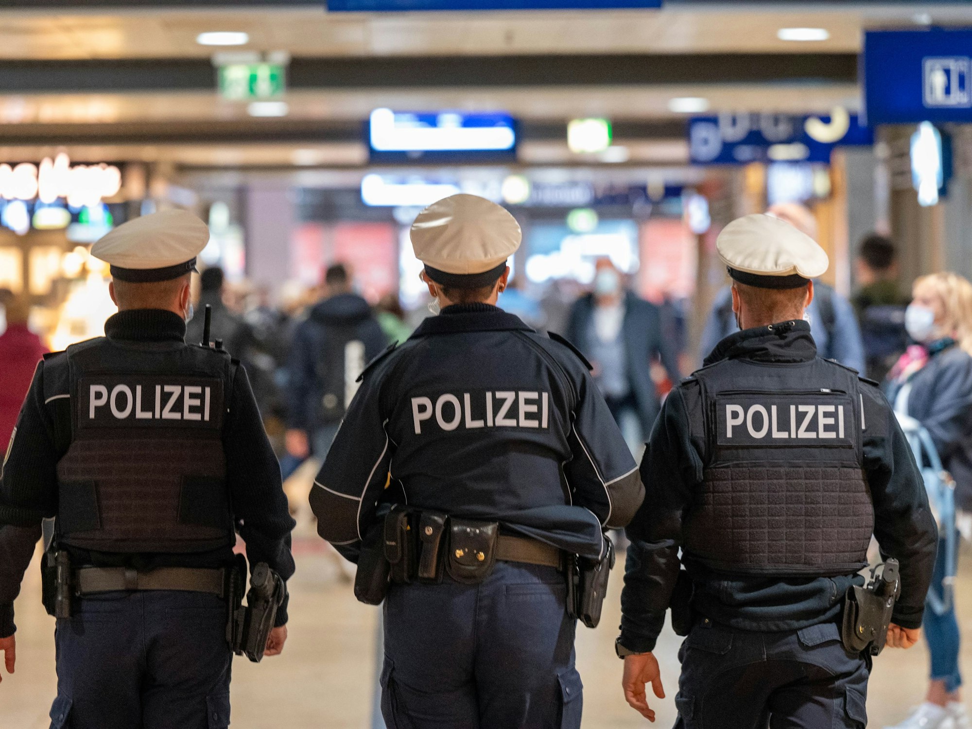 Polizeibeamte patrouillieren im Kölner Hauptbahnhof.