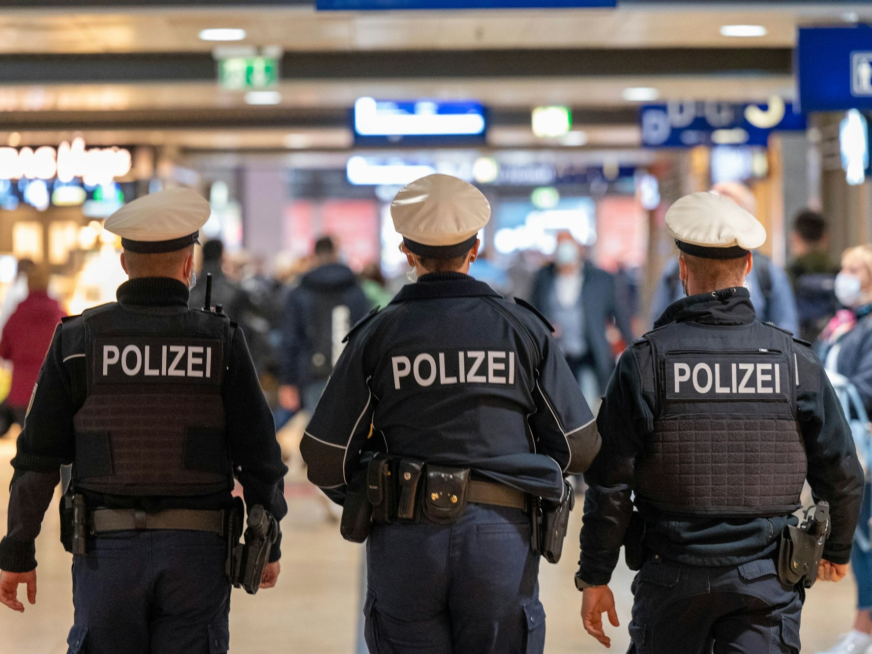 Polizeibeamte patrouillieren im Hauptbahnhof.