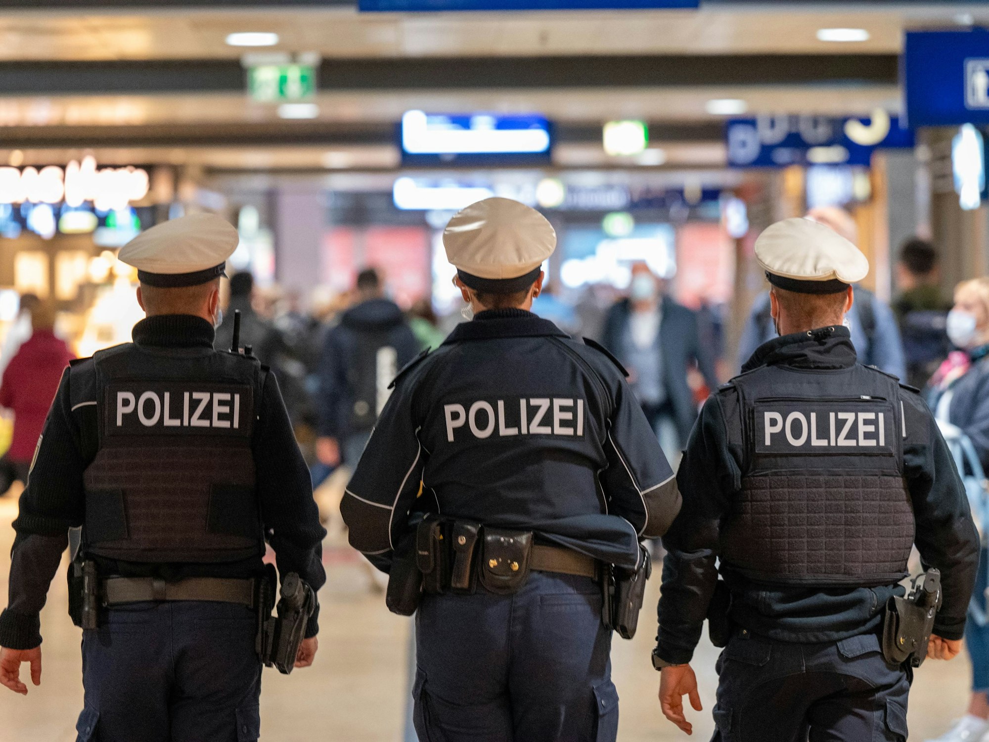Polizeibeamte patrouillieren im Hauptbahnhof.