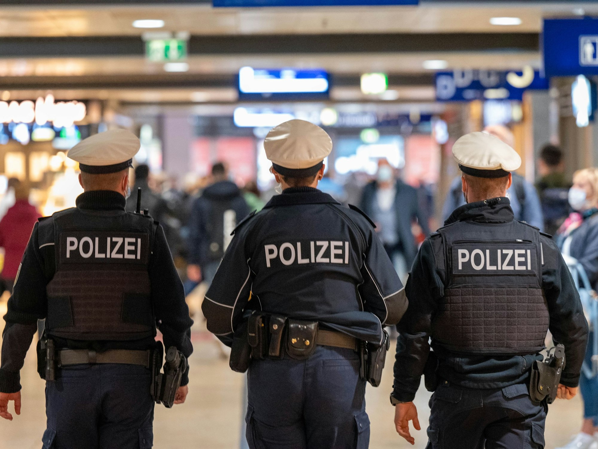 Polizeibeamte patrouillieren im Kölner Hauptbahnhof.