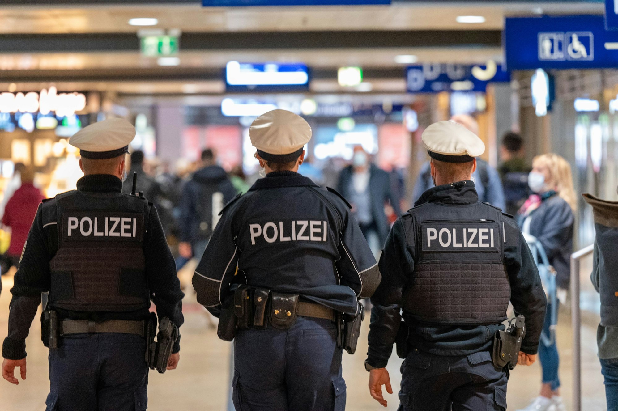 Polizeibeamte patrouillieren im Hauptbahnhof.