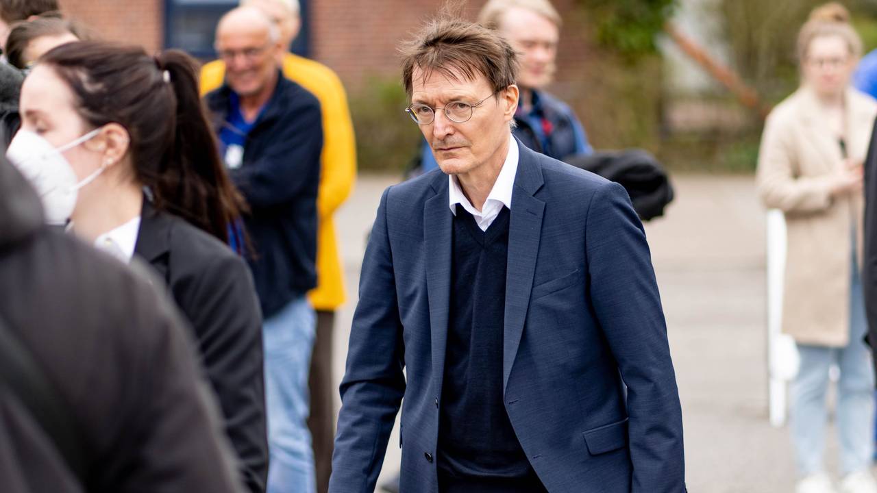Karl Lauterbach (SPD), Bundesgesundheitsminister, geht vor dem Klinikum Nordfriesland zu dem Auto, mit dem er gekommen ist.