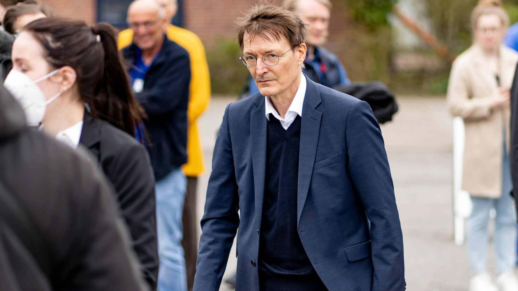 Karl Lauterbach (SPD), Bundesgesundheitsminister, geht vor dem Klinikum Nordfriesland zu dem Auto, mit dem er gekommen ist.