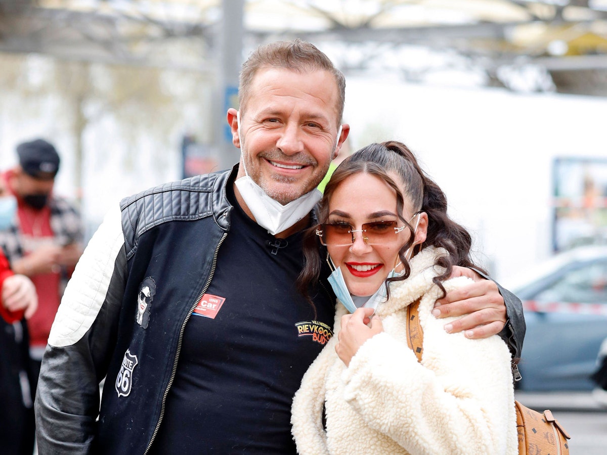 Willi Herren mit Tochter Alessia Herren bei der Eröffnung von Willi Herren s Rievkooche Bud. Willi Herren stellt seinen Reibekuchen-Truck am Gelände der Selgros vor.