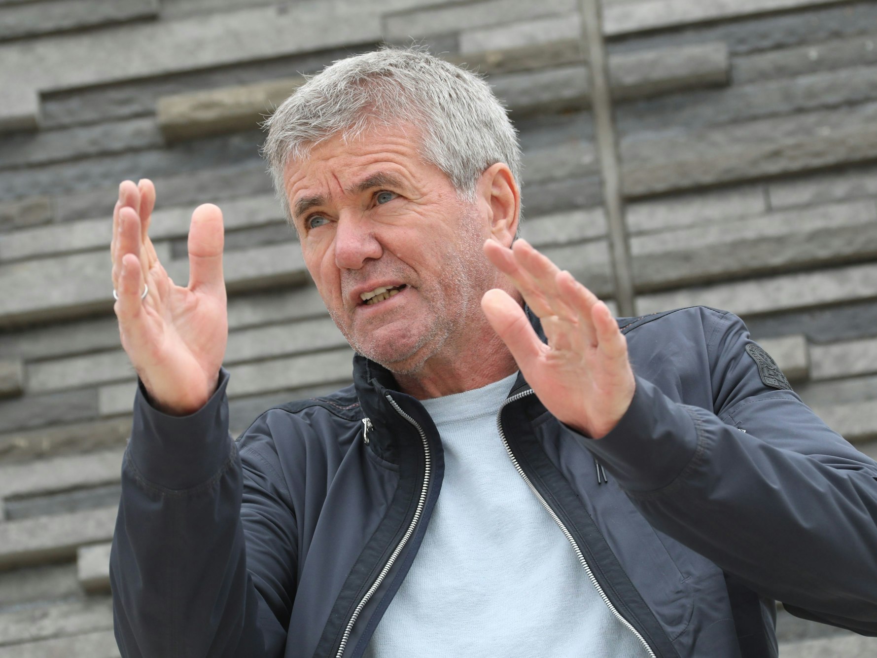 Interview mit Friedhelm Funkel
am Rhein.